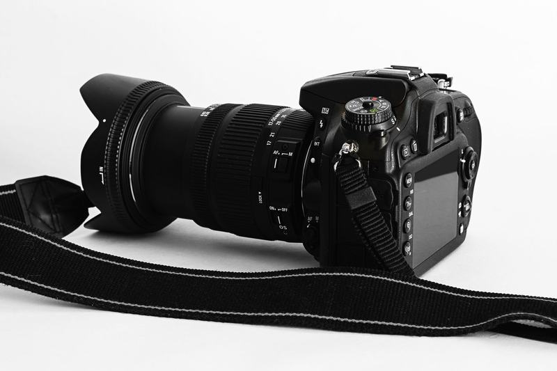 Digital SLR camera with a large lens